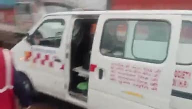 जिला प्रशासन मंडी भारतीय रेड क्रॉस सोसाइटी शाखा मंडी के तहत सर्व वॉलिंटियर फोर लाइन में रुके हुए ट्रक के ड्राइवरो को खाना देते हुए ,जिला रैड क्रॉस सचिव श्री ओपी भाटिया जी,के मार्ग दर्शन से दिन रात अपनी सेबा देते हुए