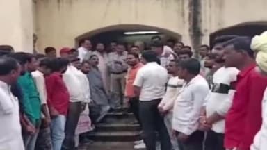 खाचरौद: खाचरोद में किसानों ने प्याज की निर्यात पर लगाए गए 40% टैक्स के विरोध में तहसीलदार को राष्ट्रपति का नाम ज्ञापन दिया