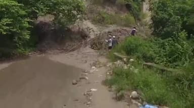 हरिद्वार: भारी बरसात के मौसम के चलते मनसा देवी हिल बाईपास पर पहाड़ से आया मलवा, सड़क हुई बंद व लोग हुए परेशान