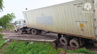 #वेना पेट्रोल पंप के पास एक ट्रक खाई में गिरने से बचा । गीली मिट्टी होने के कारण टाईर कीचड़ में चला गया।