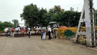 बीना: ट्रैक लिंकिंग कार्य के चलते सुबह 9 बजे से शाम 6:30 बजे तक खिमलासा रेलवे फाटक रहेगा बंद, वाहनों की लगी लंबी कतारें