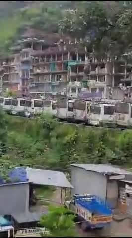 #हिमाचल_प्रदेश_कुल्लू .के अन्नी में भूस्खलन की वजह से कई ऊंची इमारतें एक साथ भरभरा कर गिर पड़ीं?।