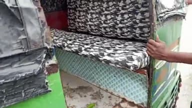 गोपालगंज: उत्पाद विभाग ने वाहन जांच क्रम में बलथरी चेकपोस्ट से एक टेंपू से भारी मात्रा में शराब के साथ तस्कर को गिरफ्तार किया है