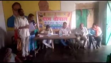 भदोही: सुरियावा विकास खंड के ग्राम सभा करियांव में जन चौपाल का किया गया आयोजन, अधिकारियों ने ग्रामीणों को योजनाओं की दी जानकारी