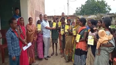 कटकमदाग: जिला कल्याण पदाधिकारी ने ढेंगुरा बिरहोर टंडा में जॉब कार्ड किए वितरित