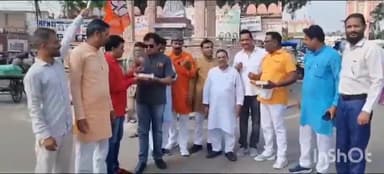 टीकमगढ़: राहुल लोधी के मंत्री बनने पर टीकमगढ़ शहर के गांधी चौराहे पर भाजपाइयों ने मनाया जश्न