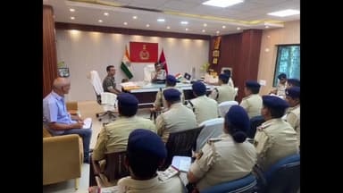 गोपालगंज: कलेक्ट्रेट परिसर में सारण डीआईजी ने किया जिले के सभी पुलिस पदाधिकारी के साथ बैठक, हत्या सहित अन्य कांड का किया समीक्षा ।