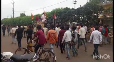 ईसागढ़: मनहेटी गांव के ग्रामीणों द्वारा क्षेत्र की सुख समृद्धि को लेकर निकाली गई चुनरी यात्रा