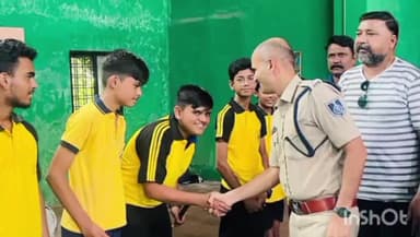 रतलाम नगर: ऑफिसर कॉलोनी मे Sp ने जिला स्तरीय बैडमिंटन प्रतियोगिता का किया शुभारंभ, खिलाड़ियों ने लिया उत्साह से भाग