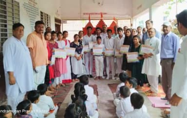 सुरसंड: सीतामढी़ में सैनिक युवा समाजसेवीयों के संगठन द्वारा स्कूल के प्राचार्य एवं भईया बहनों को किया गया सम्मानित।