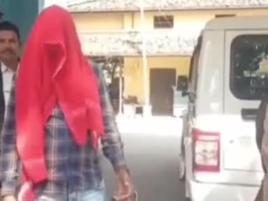 सुरसंड: सुरसंड स्थित जनता नेत्र चिकित्सालय के सामने एक शराबी युवक को पुलिस ने किया गिरफ्तार, भेजा जेल