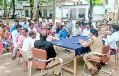 मनकापुर: छपिया थाना परिसर में थाना समाधान दिवस का हुआ आयोजन, CO व प्रशासनिक अधिकारियों ने सुनी लोगों की समस्याएँ