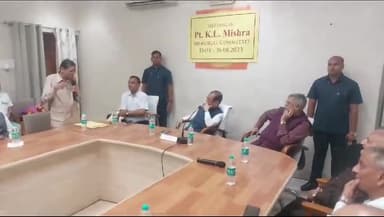 प्रयागराज: सर्किट हाउस में स्वo अधिवक्ता पंडित के.एल मिश्र की स्मृति में आयोजित कार्यक्रम में पहुंचे भारत के पूर्व मुख्य न्यायाधीश