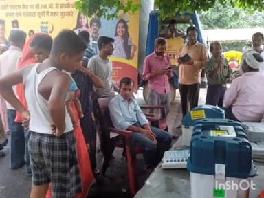 गोरमी: बरासो गांव में मतदाताओं को ईवीएम मशीन से मतदान करने की प्रक्रिया के बारे में किया जागरूक