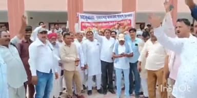 खाजूवाला: कांग्रेस चुनाव समिति पर्यवेक्षक हरीश चौधरी को खाजूवाला बचाओ संघर्ष समिति ने खाजूवाला पहुंचने पर दिया ज्ञापन