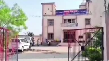 रामगढ़ चौक: महिसोरा गांव स्थित उच्च विद्यालय में आपस में लड़ रहे बच्चों की लड़ाई छुड़ाने के क्रम में लाइब्रेरियन शिक्षक हुआ जख्मी