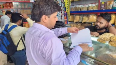 शाहजहांपुर: जिलाधिकारी शाहजहांपुर के अनुपालन में खाद्य सुरक्षा विभाग की टीम ने नगर निगम क्षेत्र मारा छापा