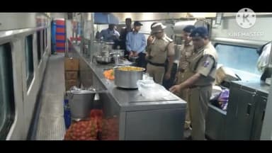 प्रयागराज: प्रयागराज जक्शन पर चलाया गया चेकिंग अभियान, ट्रेनों में आग लगने पर उपयोग में आने  वाले फायर सर्विस को किया गया चेक