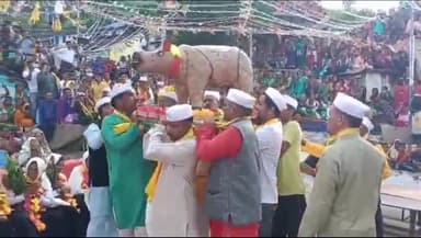 थराली: रेई में आयोजित पांडव लीला में गेंडा  को देखकर भाव विभोर पांडव भक्त ब्लॉक प्रमुख यशपाल नेगी ने की शिरकत