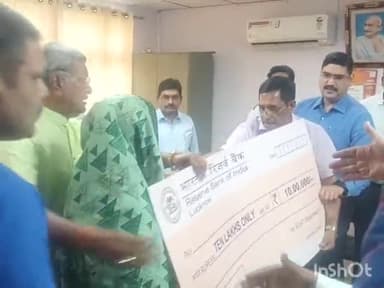 आगरा: जयपुर हाउस स्थित सेल टैक्स ऑफिस में मुख्यमंत्री दुर्घटना बीमा योजना के अंतर्गत 2 लाभार्थियों को दिया ₹10-10 लाख का चेक