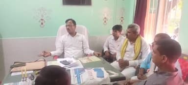 सुरसंड: सुरसंड प्रखंड कार्यालय परिसर में आंगनबाड़ी की समस्या को लेकर प्रखंड प्रमुख के साथ सीडीपीओ की बैठक