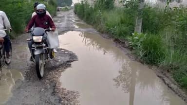 शाहगंज: आजाद निजमापुर मार्ग की तस्वीर राज्यपाल की सिफारिश के बाद भी नही बदली, खस्ताहाल सड़क चलना हुआ दुस्स्वार