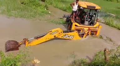 जलेसर: नारऊ बीरनगर में बंबा की खंदी कटने से 200 बीघा से अधिक फसल हुई जलमग्न, किसानों ने प्रशासन से की कार्रवाई करने की मांग