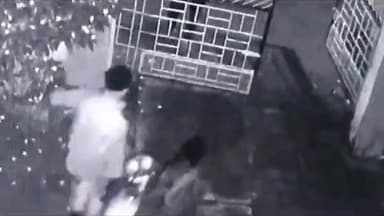 बीना: नई बस्ती पुरानी पुलिस चौकी के सामने घर की बाउंड्री वॉल के अंदर रखी मोटरसाइकिल चुरा ले गए चोर, घटना CCTV कैमरे में कैद