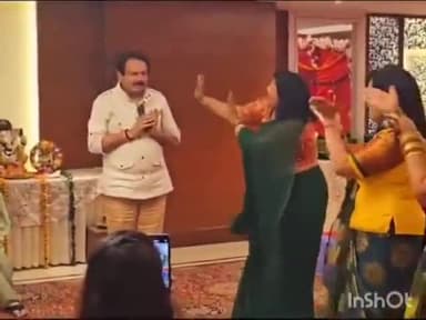 आगरा: संजय प्लेस स्थित होटल में 'जीजा तू काला मैं गोरी' घनी गीत पर महिलाओं के साथ मंत्री एसपी सिंह बघेल ने किया डांस