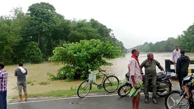 घोघरडीहा: #घोघरडीहा हटनी मार्ग में पुल पर बाढ़ आने से हुई पुल क्षतिग्रस्त यात्री परिचालन हुआ रद्द 
#हटनी