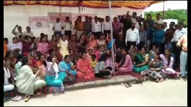 रतलाम नगर: संयुक्त मोर्चा के तत्वाधान में जिले के कर्मचारियों ने कलेक्ट्रेट कार्यालय पहुंचकर किया प्रदर्शन