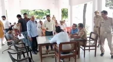 नौगावां सादात: नौगांवा थाने में थाना समाधान दिवस का हुआ आयोजन, SDM ने सुनी लोगों की शिकायतें