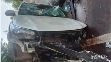 दुर्ग: आजाद मार्केट में कार अनियंत्रित होकर डिवाइडर से टकराई, दो लोगों का उपचार जारी