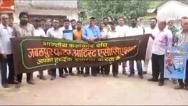 जबलपुर: सांसद कार्यालय पहुंचकर जबलपुर पेंटर आर्टिस्ट एसोसिएशन के सदस्यों ने सांसद को सौंपा ज्ञापन