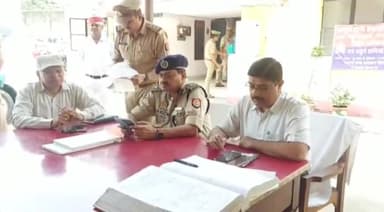 बदायूं: सदर कोतवाली में समाधान दिवस पर जिलाधिकारी और वरिष्ठ पुलिस अधीक्षक ने सुनीं जन समस्याएं