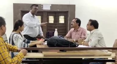 मंदसौर: शहर किला रोड तहसील कार्यालय में नाम जोड़ने एवं नाम हटाने को लेकर किया जा रहा ऑनलाइन पंजीयन का कार्य