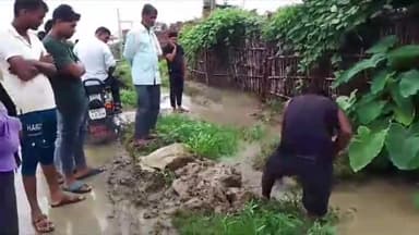 हरलाखी: पिछले कई दिनों से हो रही मूसलाधार बारिश के कारण हरलाखी के वार्ड-13 में लोगों के घरों में घुसा बारिश का पानी