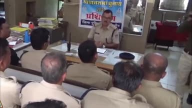 नागदा: मंडी पुलिस थाने में विधानसभा चुनाव को लेकर थाना प्रभारी ने सभी पुलिस अधिकारियों की ली बैठक