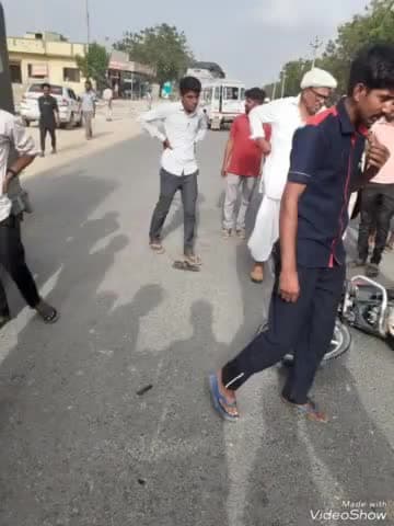 जालौर: जालोर के भीनमाल सड़क मार्ग पर बाइक व तूफान गाड़ी में भिड़ंत,हादसे में बाइक चालक हुआ गंभीर रूप से घायल।