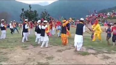 थराली: रेई मे आयोजित पांडव लीला में कुरुक्षेत्र की लीला को देखने के लिए भक्तों की उमड़ी भीड़