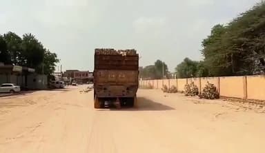 रावला: ओवरलोड इट भरे ट्रक का रावला पुलिस ने काटा चालान, ट्रक से ईट गिरने से बाल बाल बचा युवक