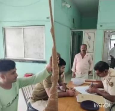 गोपालगंज: थावे थाने में विधि व्यवस्था को लेकर मजिस्ट्रेट की उपस्थिति में शस्त्रों का कराया गया सत्यापन