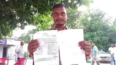 गोपालगंज: बरौली मे पिछले साल हुए आंखड़ासंचालको पर केश से डरकर युवक ने अपने नामकालाइसेंस सरेंडर करनेपंहुचाथानेप्रशासन से मांग मदद