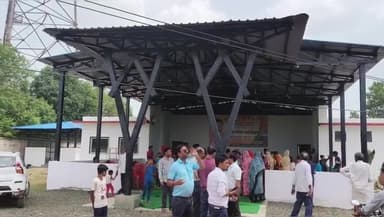 शिवपुरी नगर: राई रोड़ पर 50 लाख रुपए की लागत से बने सामुदायिक मांगलिक भवन का विधायक वीरेंद्र रघुवंशी ने फीता काटकर किया लोकार्पण