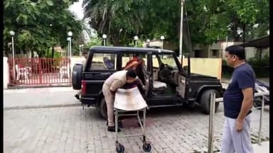 मोठ: समथर में पत्नी के साथ मारपीट कर रहे युवक का बिगड़ा संतुलन हुआ घायल