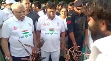 मोरनी: हरियाणा के मुख्यमंत्री को पसंद आई मोरनी के युवक के द्वारा पहाड़ी क्षेत्र की लकड़ी से बनाई गई कलाकृतियां, की प्रशंसा