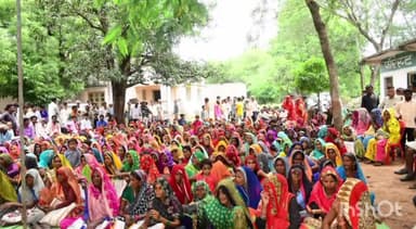 ईसागढ़: ईसागढ़ सब रेंज परिसर में मुख्यमंत्री चरण पादुका योजना अंतर्गत तेंदू पत्ता संग्राहकों को दी गई सामग्री