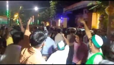 धामपुर: 2 दिन पूर्व सड़क दुर्घटना मे घायल गार्ड की उपचार के दौरान मौत होने पर शव स्योहारा थाने पर रखकर कार्रवाई की मांग की।