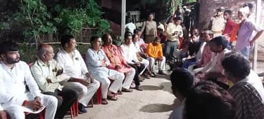 #सिराथू विधानसभा क्षेत्र के #कड़ा ब्लॉक के ग्राम सौरई बुजुर्ग के निवासी श्री राम कुमार प्रजापति जी के घर की 3 छोटी बच्चियों की साजिशन निर्मम हत्या पर उनसे एवं उनके परिजनों से मिलकर ढांढस बंधाया एवं अपनी शोक सवेंदना व्यक्त  करनें के साथ-साथ