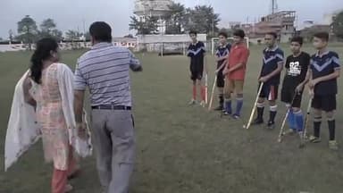 ध्यान चंद हॉकी प्रतियोगिता में खिलाड़ीयो से मिलती smt mariya ji रामपुर यूपी